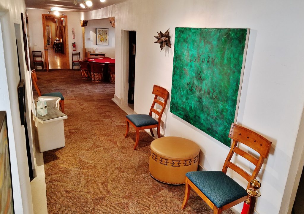 A room with two chairs and a painting on the wall